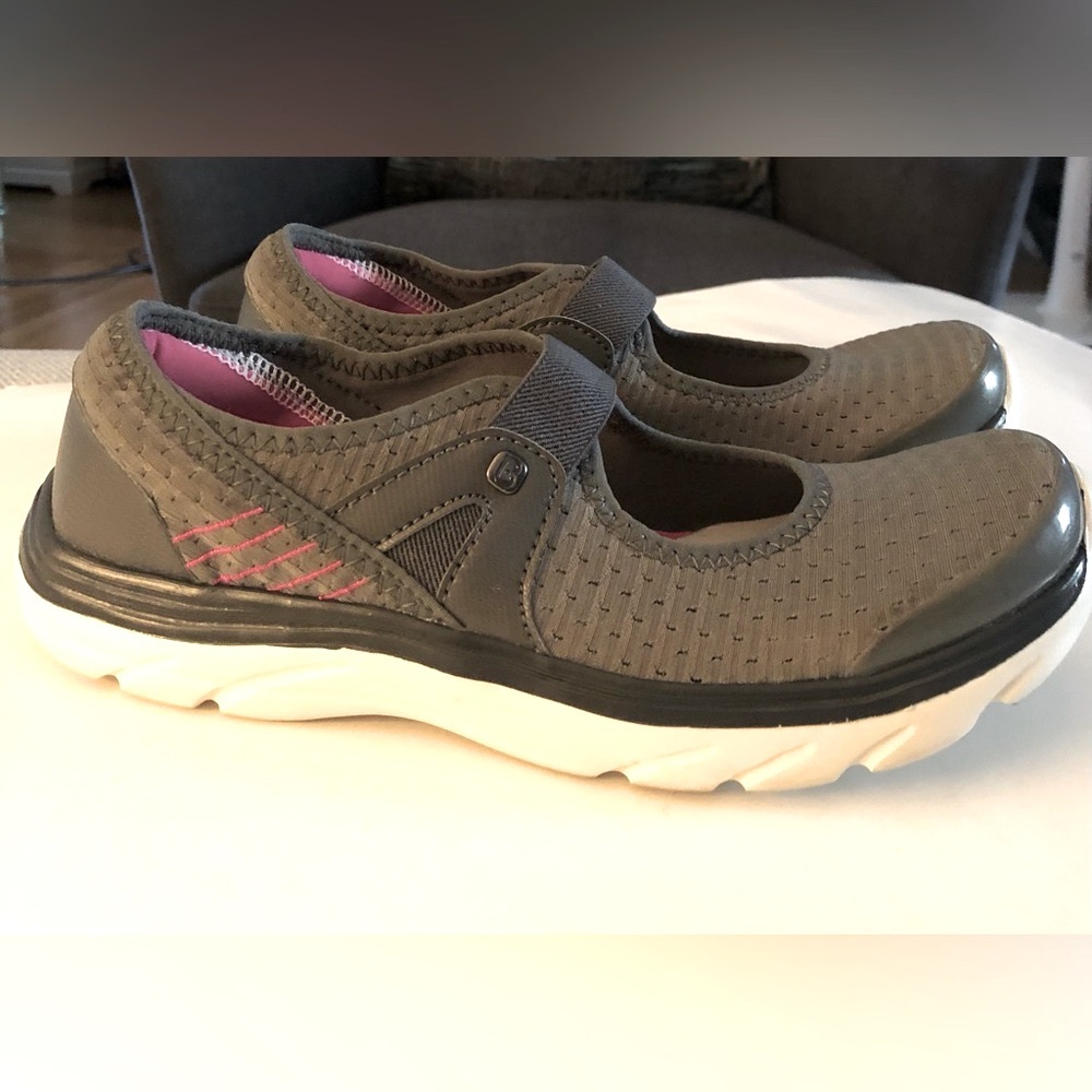 BZEE’S COMFORTABLE SLIP-ON SHOE ELASTIC HOLD ON TOP - MANMADE UPPER & SOLE